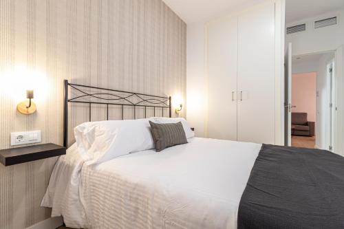 Allo Apartments Francos I Centro 2 Habitaciones - Tap to explore photos