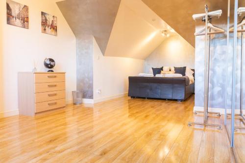 Spacious 3 Double Bedroom City Centre Home inc Private Parking, with Enchanting Garden, Open Plan Lounge & Dining Room plus Gorgeous wood-floor Master Bedroom cottage Peterborough