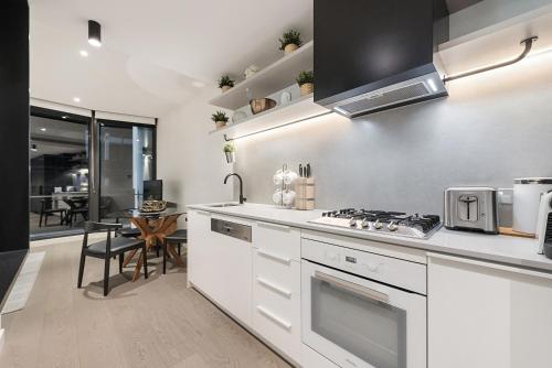 Sleek Unit with Rooftop in Heart of Dining and Bars