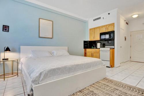 Beach Front suite at Hollywood Beach Resort, direct beach access, Swimming Pool