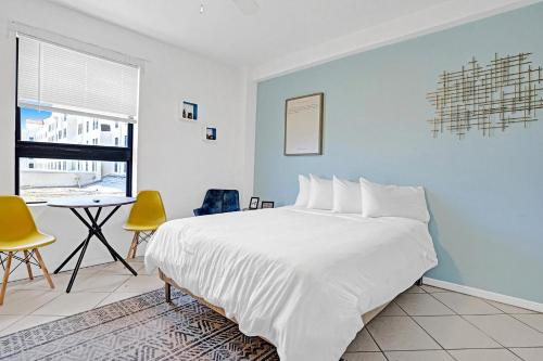 OCEAN VIEW suite at Hollywood Beach Resort with Swimming pool and direct Beach access