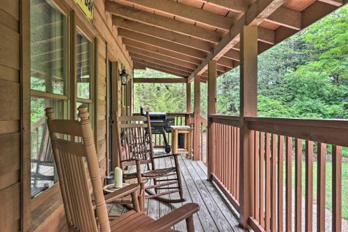 The Moonshine Cabin Hot Tub, 3 Mi to Dollywood in Sevierville, USA