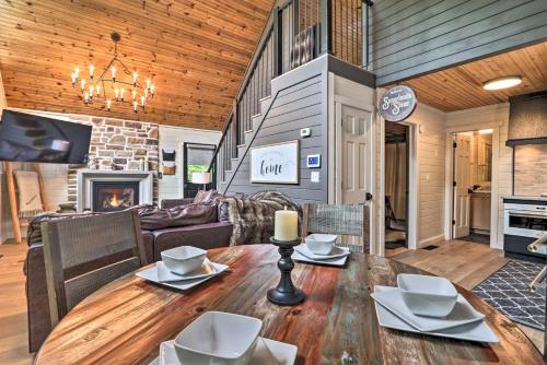 The Moonshine Cabin Hot Tub, 3 Mi to Dollywood in Sevierville, USA