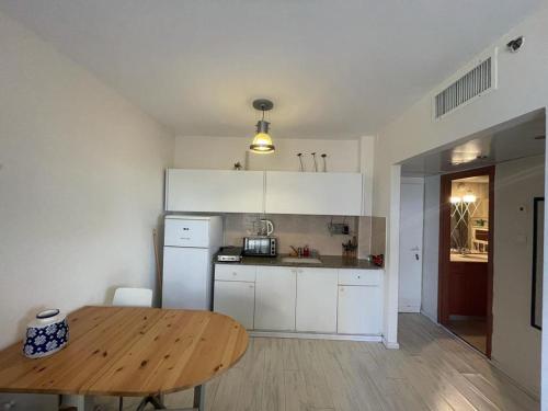 Kitchen, On The Lake in Lakeside City Center