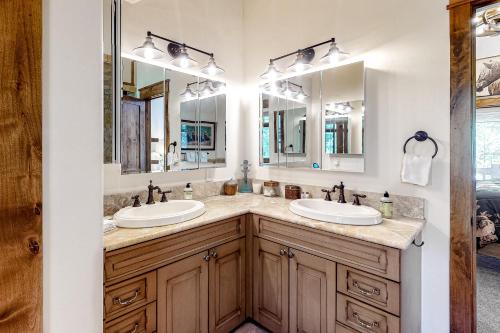 Custom Casa on the Creek - image 2