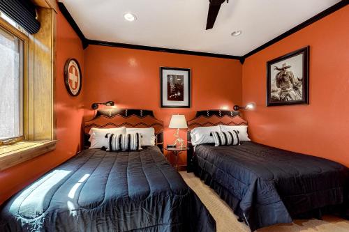 Custom Casa on the Creek - image 3