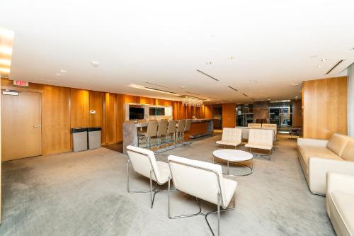 Luxury Downtown Condo, Free Parking + Amenities