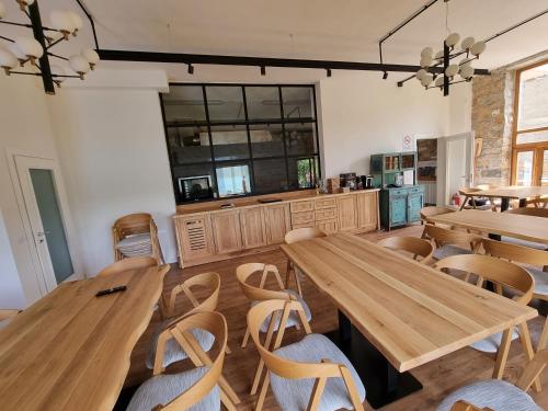 レストラン, Vila 43 Lin in エルバサン