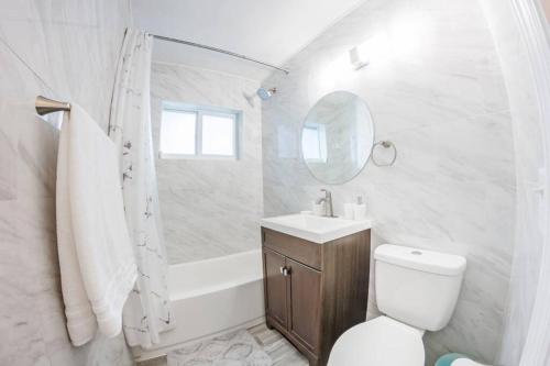 Blue Oasis A Modern 3 Bdrm Dream Getaway w/Pool