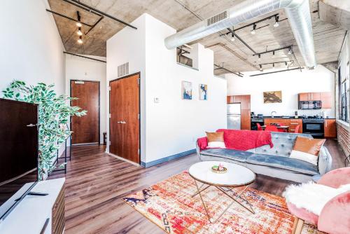 Architect's STUNNING loft by CozySuites - image 3
