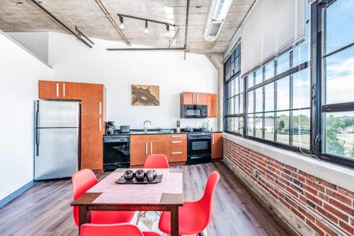 Architect's STUNNING loft by CozySuites - image 10
