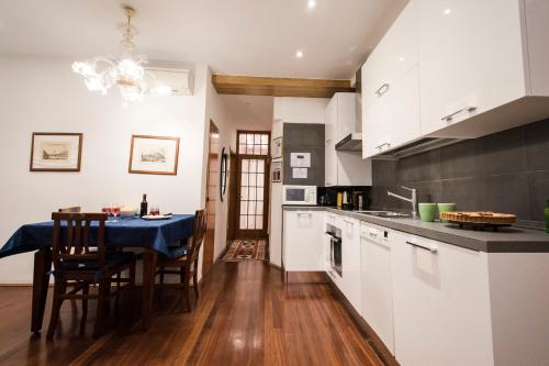 Charming Venice Apartments - image 8