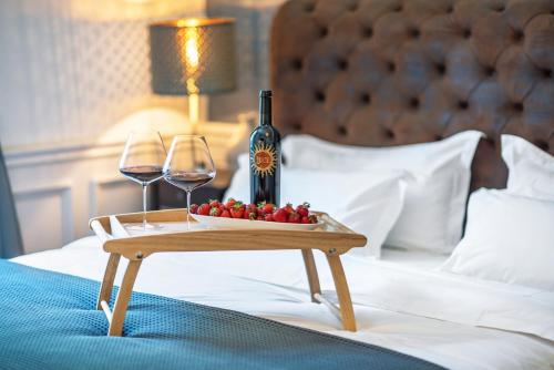 Evala luxury rooms with pool and garden