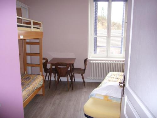 4 twin beds