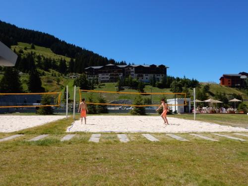 Chalet Côté Cœur La Tania with Outdoor Hot Tub and 7 Ensuite Rooms - image 6