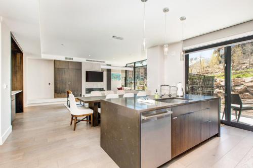 Stunning Modern Lift - image 4