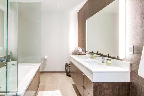 Stunning Modern Lift - image 11