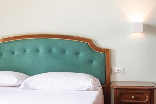 Double Room with Balcony image 5