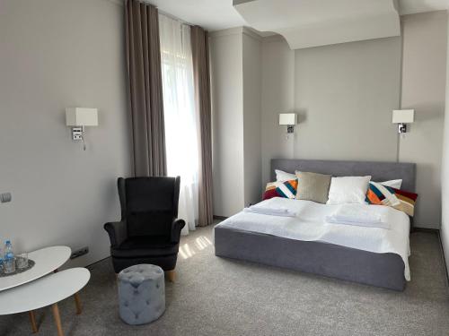 1 king bed, 1 sofa bed