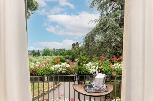 Double Room with Balcony image 4