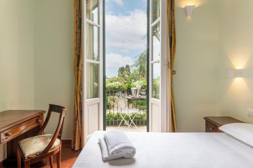 Double Room with Balcony image 7