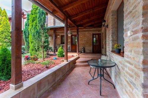 ระเบียง/ชานเรือน, Varázskő Apartman Gyula (Varazsko Apartman Gyula) in คาสเตลิเคิร์ต