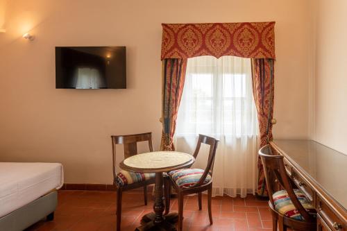 Deluxe Room image 3