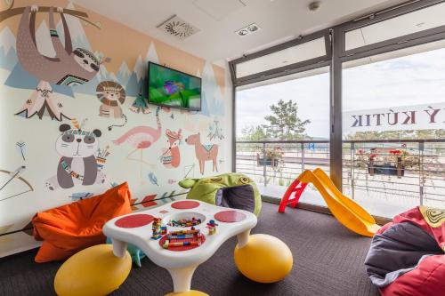 Bērnu klubs, Domasa Zelena Laguna in Kvakovce