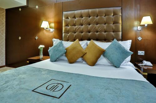 1 queen bed, 1 sofa bed