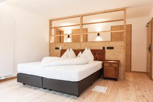 1 queen bed, 1 sofa bed