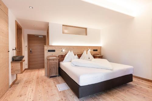 1 queen bed, 1 sofa bed