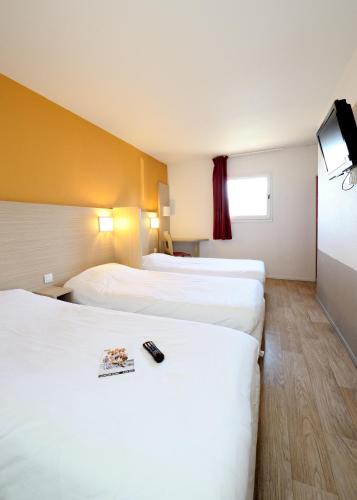 3 twin beds