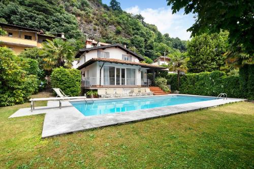 Villa with Garden View