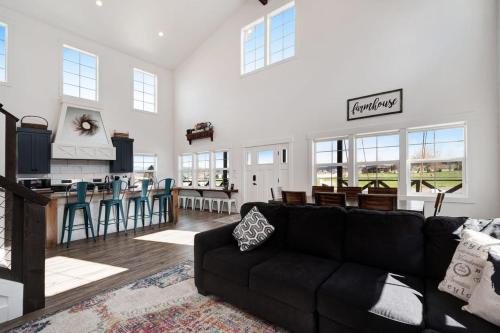 Stunning and Relaxing Farmhouse Private Pool Centrally located Incredible Kitchen Private Hot-tub and MUCH more! - image 4