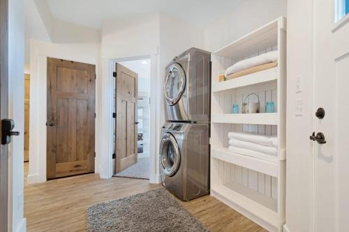 Stunning and Relaxing Farmhouse Private Pool Centrally located Incredible Kitchen Private Hot-tub and MUCH more! - image 5