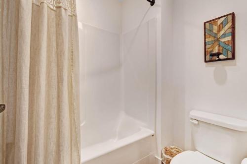 Stunning and Relaxing Farmhouse Private Pool Centrally located Incredible Kitchen Private Hot-tub and MUCH more! - image 6