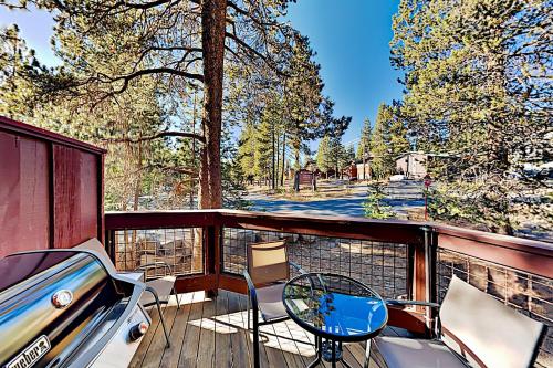 Tahoe Donner Golf Club Condo Near Lake & Skiing home - image 2