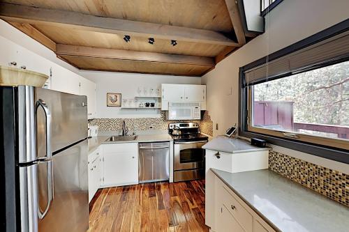 Tahoe Donner Golf Club Condo Near Lake & Skiing home - image 3