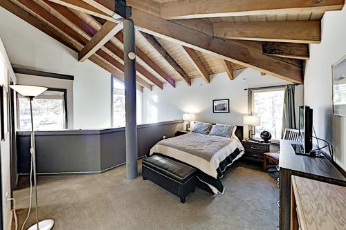 Tahoe Donner Golf Club Condo Near Lake & Skiing home - image 4