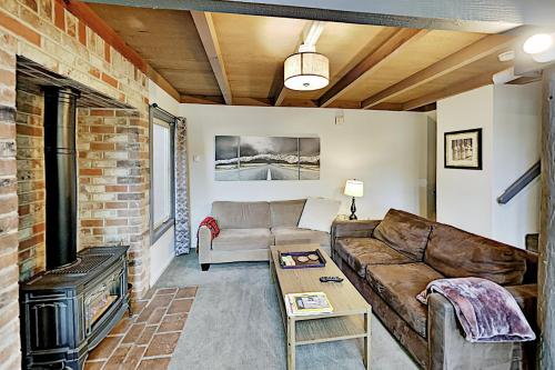 Tahoe Donner Golf Club Condo Near Lake & Skiing home - image 5