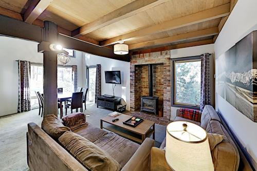 Tahoe Donner Golf Club Condo Near Lake & Skiing home - image 6