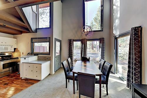 Tahoe Donner Golf Club Condo Near Lake & Skiing home - image 7