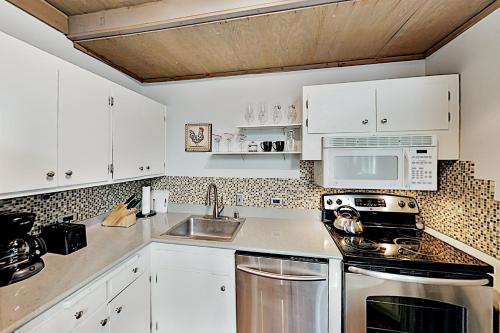 Tahoe Donner Golf Club Condo Near Lake & Skiing home - image 8