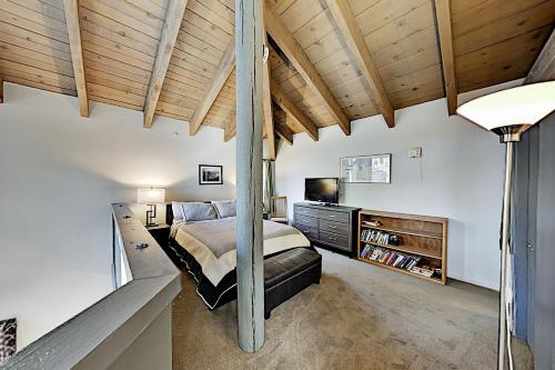 Tahoe Donner Golf Club Condo Near Lake & Skiing home - image 9