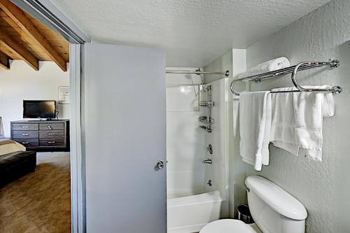 Tahoe Donner Golf Club Condo Near Lake & Skiing home - image 12