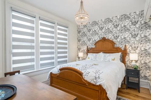 Moulin Rouge House Bed and Breakfast Room Type - Deluxe Queen Room