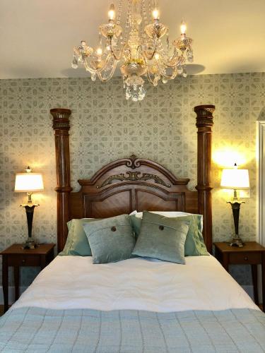 Moulin Rouge House Bed and Breakfast Room Type - Superior Queen Room