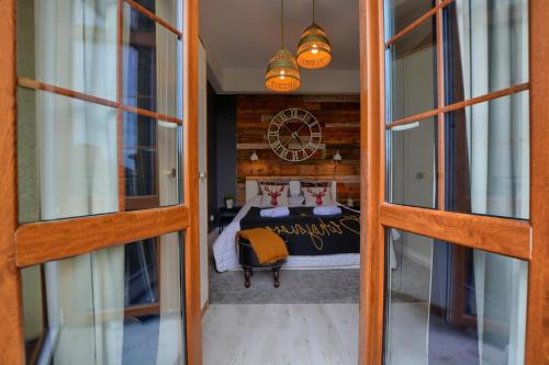 1 queen bed, 1 sofa bed