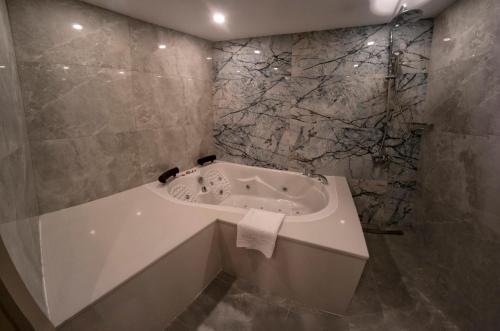 Nevi Hotel & Suites Istanbul Taksim - image 3