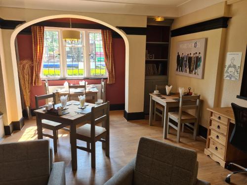 Tudor Lodge Hotel - image 7